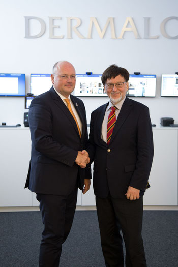 Arne Schönbohm (BSI) und Günter Mull (DERMALOG) nach der Übergabe des Zertifikats Bild der Zertifikatsübergabe